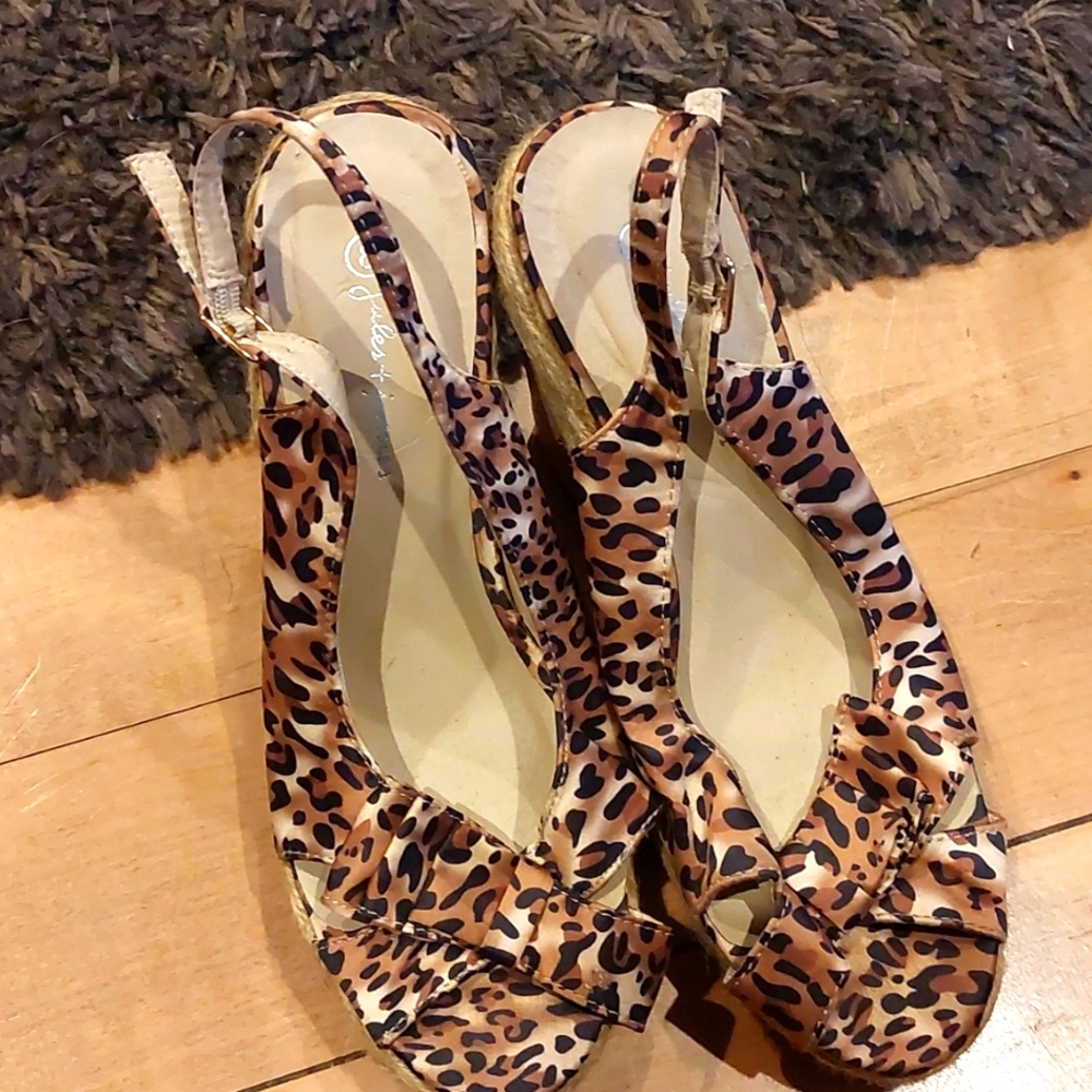 Peep toe shoes
